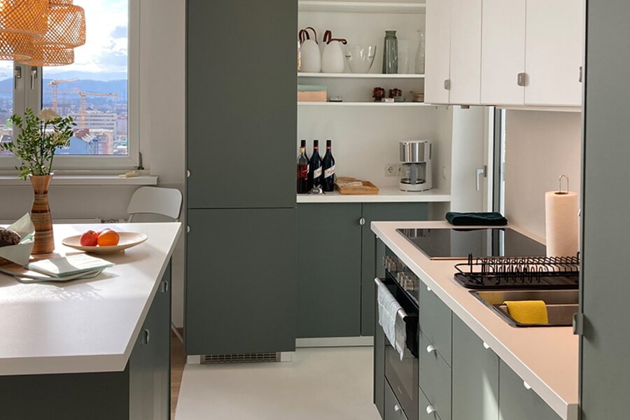 Kühl- und Gefrierkombination, eingebaute Waschmaschine