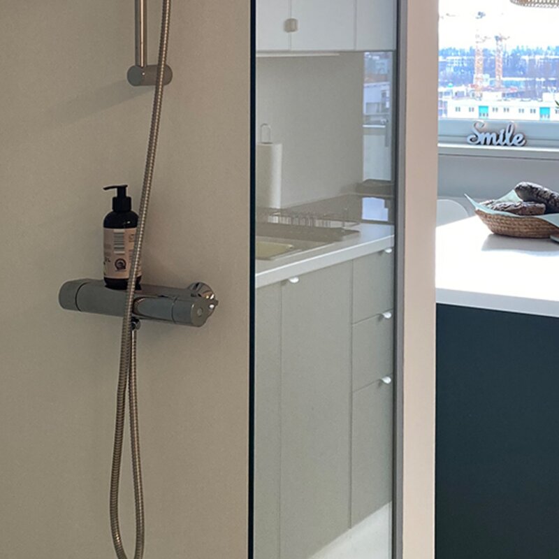 Bad, Dusche mit Glasabtrennung und Türe