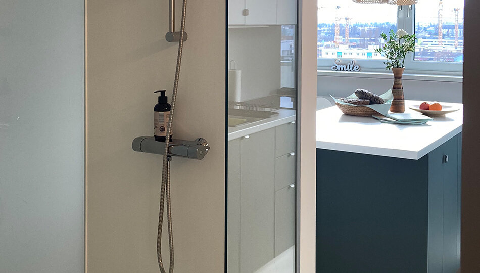 Bad, Dusche mit Glasabtrennung und Türe