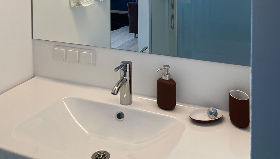 Bad, Waschtisch mit Laden, Haartrockner und Putzutensilien