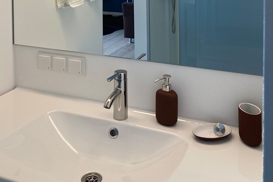 Bad, Waschtisch mit Laden, Haartrockner und Putzutensilien