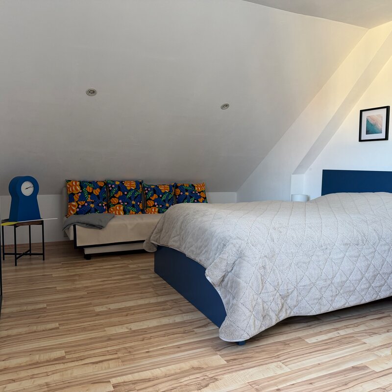Helles 2-Zimmer Apartment mit Dachschräge & Holzboden – Kurzzeitmiete & Wohnen auf Zeit für 1 bis 6 Monate in Traiskirchen