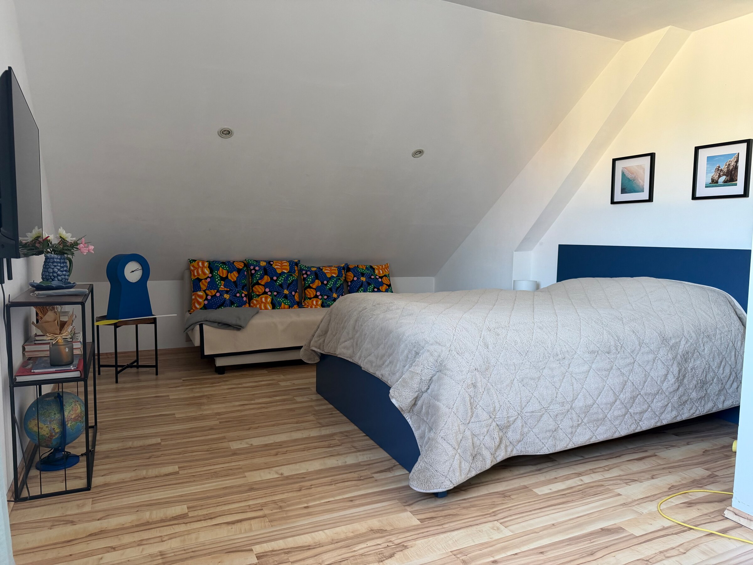 Helles 2-Zimmer Apartment mit Dachschräge & Holzboden – Kurzzeitmiete & Wohnen auf Zeit für 1 bis 6 Monate in Traiskirchen