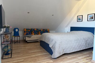 Helles 2-Zimmer Apartment mit Dachschräge & Holzboden – Kurzzeitmiete & Wohnen auf Zeit für 1 bis 6 Monate in Traiskirchen