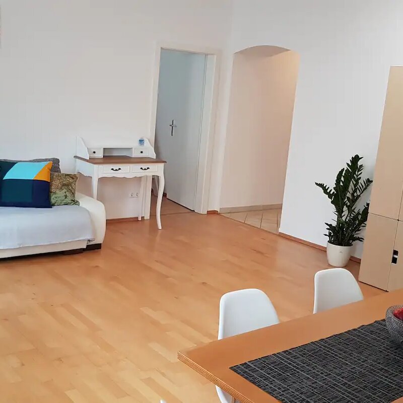 63m2 neu renovierte helle Wohnung in Zentrum von Wien befindet sich im beliebten 6. Bezirk, eine ruhige Nachbarschaft. In wenigen Gehminuten erreicht man zahlreiche Geschäfte, Restaurants und Kaffees.  Die Wohnung ist sehr gut Verbunden: U-Bahn: U4 (2 Gehminuten), U3 (7 Gehminuten), U6 (5 Gehminuten), Strassenbahnen 18, 6, Bus 57A (vor dem Haus, bringt dich in Herzen von Wien), 13A, 14A, Westbahnhof.  Zu Fuß kommt man zum Naschmarkt,  Haus des Meeres, Haydenhaus, zum Ring, Mariahilfere Strasse..