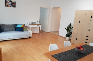63m2 neu renovierte helle Wohnung in Zentrum von Wien befindet sich im beliebten 6. Bezirk, eine ruhige Nachbarschaft. In wenigen Gehminuten erreicht man zahlreiche Geschäfte, Restaurants und Kaffees.  Die Wohnung ist sehr gut Verbunden: U-Bahn: U4 (2 Gehminuten), U3 (7 Gehminuten), U6 (5 Gehminuten), Strassenbahnen 18, 6, Bus 57A (vor dem Haus, bringt dich in Herzen von Wien), 13A, 14A, Westbahnhof.  Zu Fuß kommt man zum Naschmarkt,  Haus des Meeres, Haydenhaus, zum Ring, Mariahilfere Strasse..
