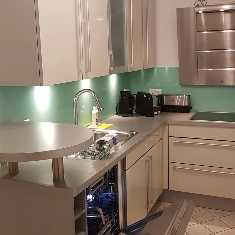 Küche mit Geschirrspüler 