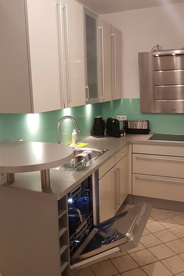 Küche mit Geschirrspüler 