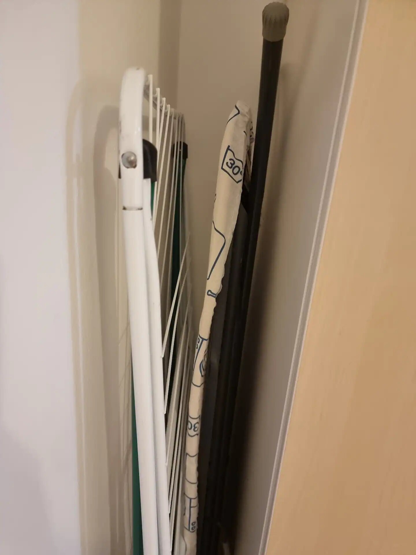 Trockner und Bügelbrett 