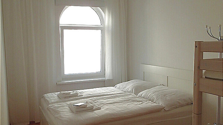 Schlafzimmer mit Verdunklerungsrollo