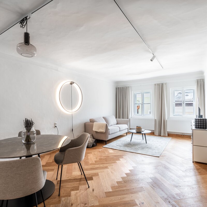 Bright living and dining area with herringbone parquet – 2-room apartment, short-term rental & temporary housing for 1 to 6 months in Salzburg