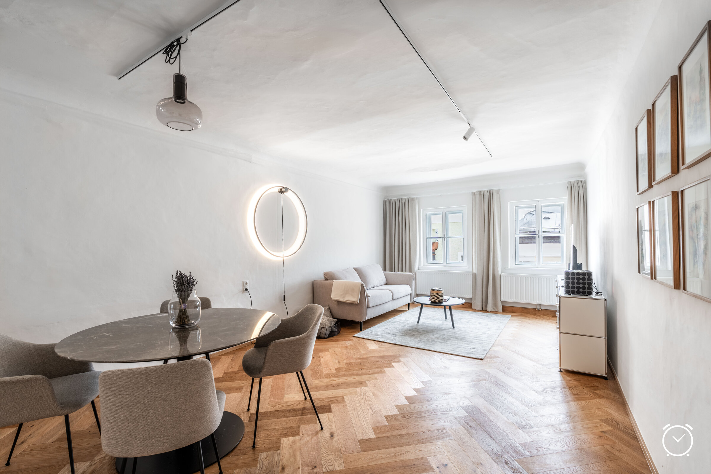 Bright living and dining area with herringbone parquet – 2-room apartment, short-term rental & temporary housing for 1 to 6 months in Salzburg