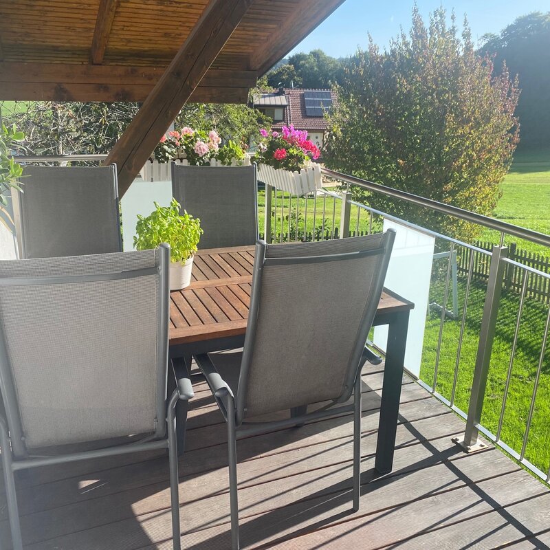 Sonniger Balkon mit Holztisch & Gartenblick – 3-Zimmer Wohnung, Kurzzeitmiete & Wohnen auf Zeit für 1 bis 6 Monate in Mattsee