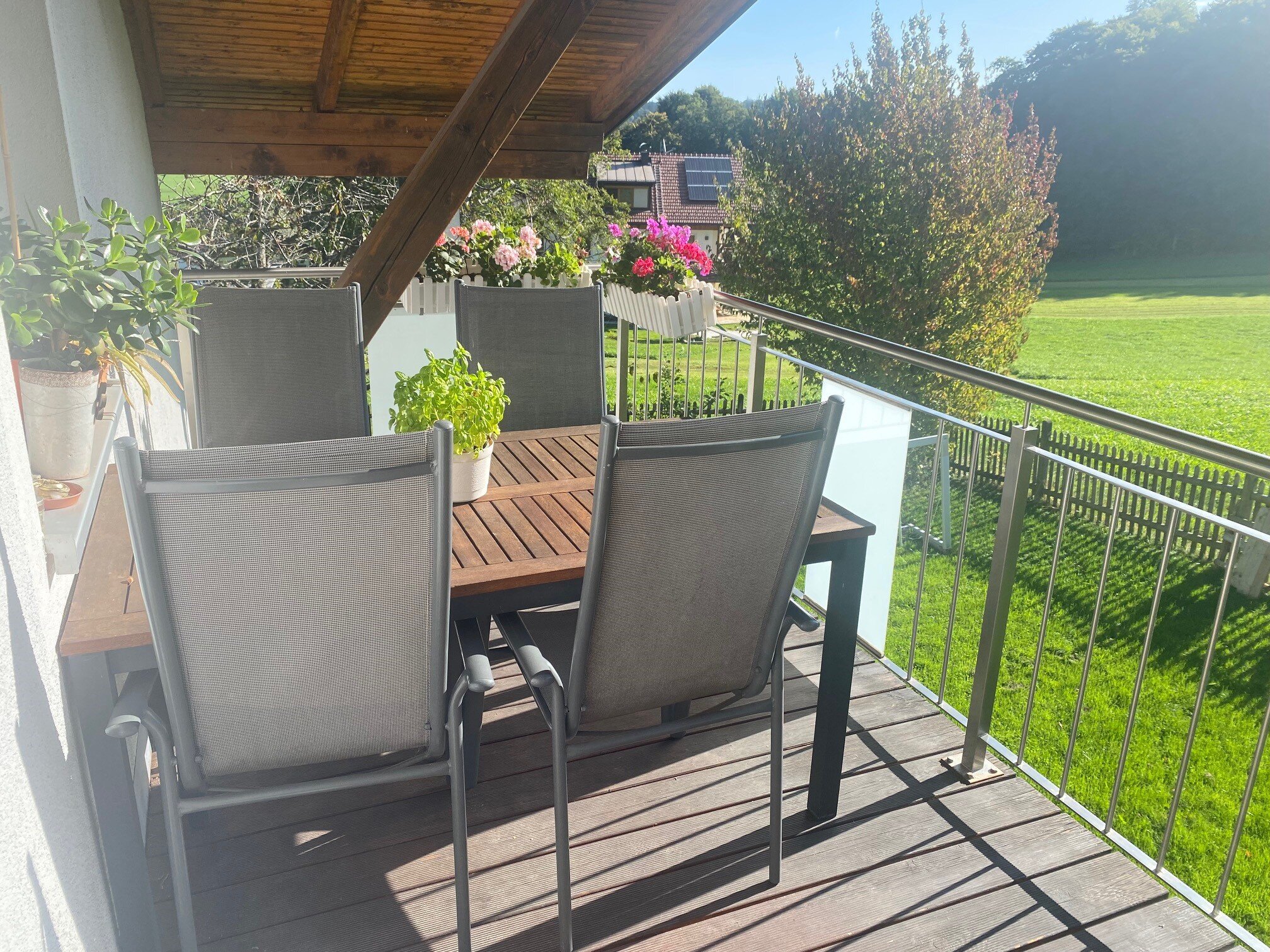 Sonniger Balkon mit Holztisch & Gartenblick – 3-Zimmer Wohnung, Kurzzeitmiete & Wohnen auf Zeit für 1 bis 6 Monate in Mattsee