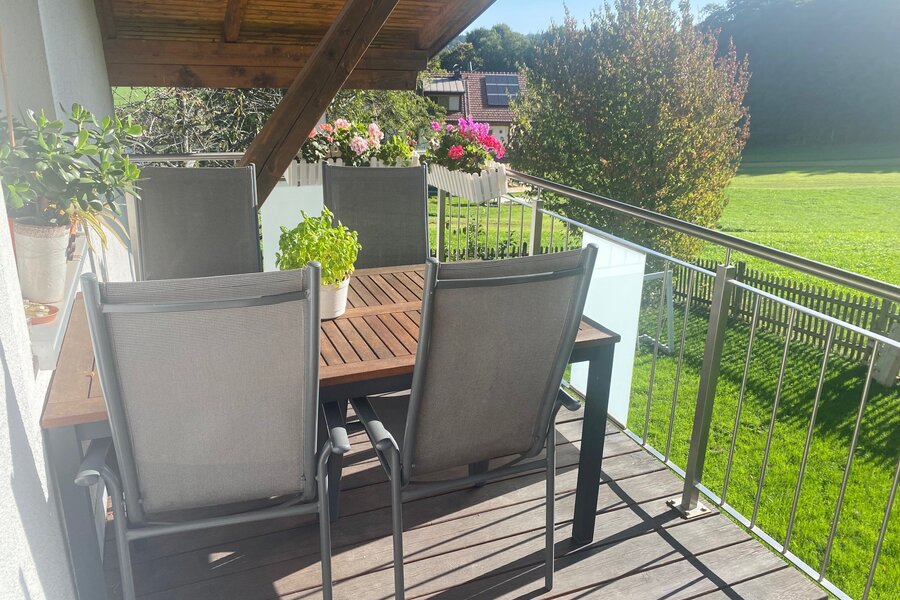 Sonniger Balkon mit Holztisch & Gartenblick – 3-Zimmer Wohnung, Kurzzeitmiete & Wohnen auf Zeit für 1 bis 6 Monate in Mattsee