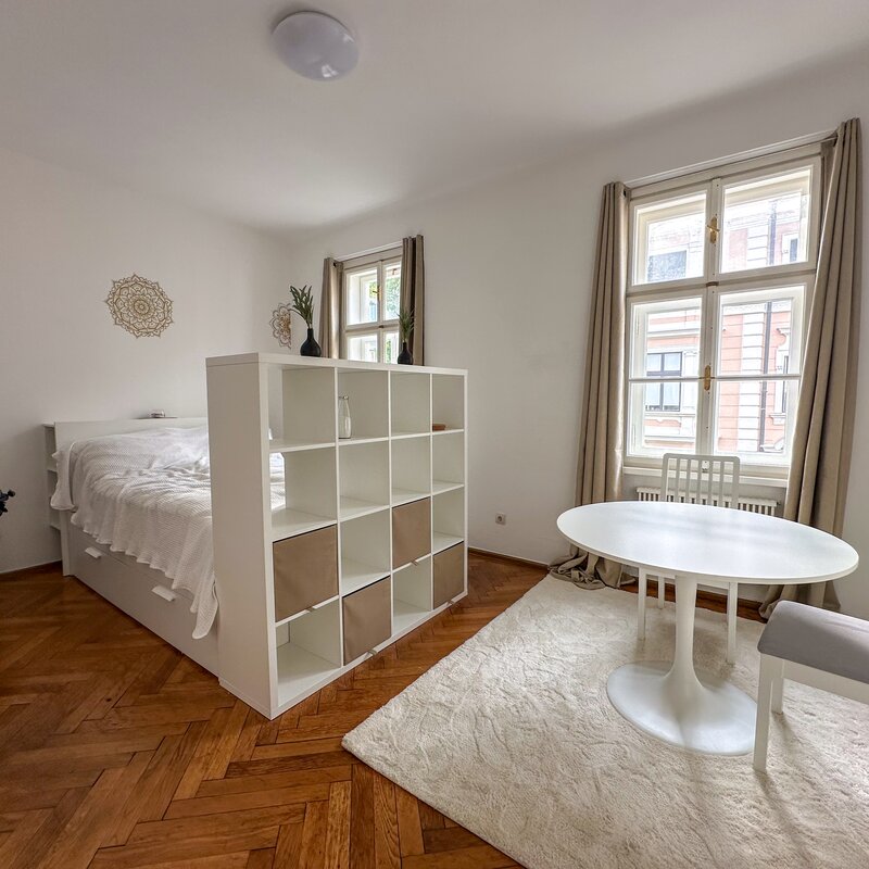 Bright living & sleeping area with parquet – 1-room apartment for short-term rental & temporary housing for 1 to 6 months in Salzburg | © weiser_photos
