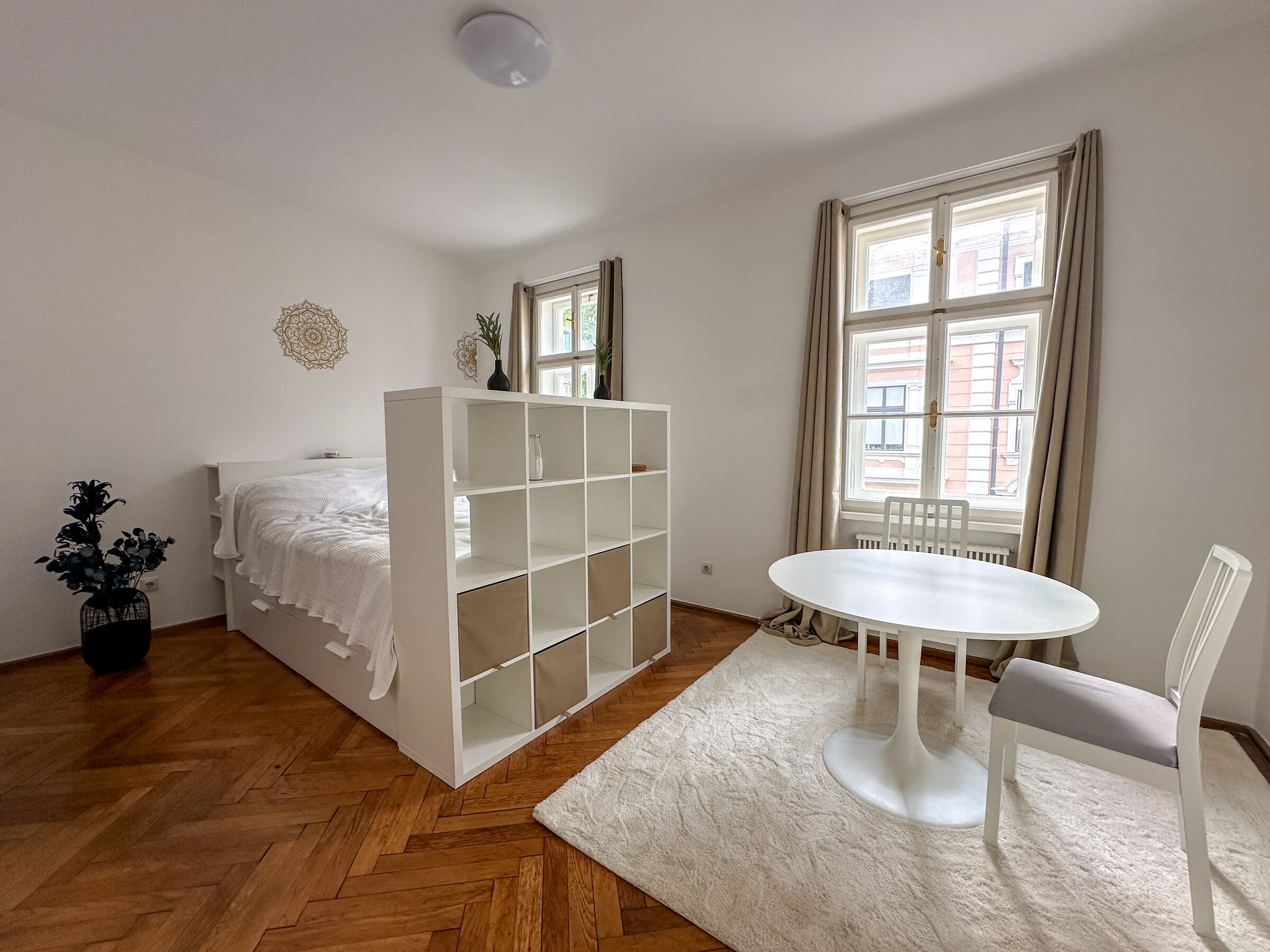 Bright living & sleeping area with parquet – 1-room apartment for short-term rental & temporary housing for 1 to 6 months in Salzburg | © weiser_photos