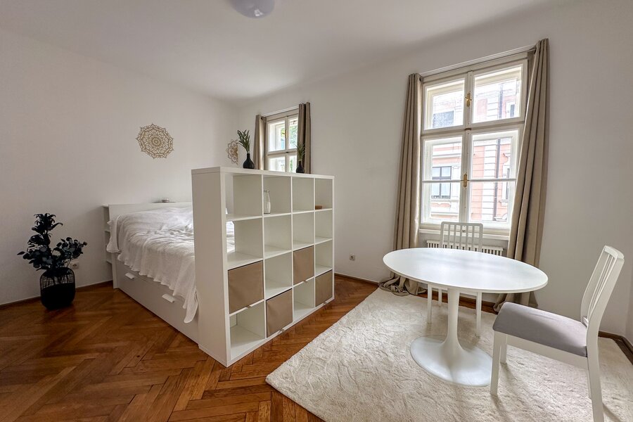 Bright living & sleeping area with parquet – 1-room apartment for short-term rental & temporary housing for 1 to 6 months in Salzburg | © weiser_photos