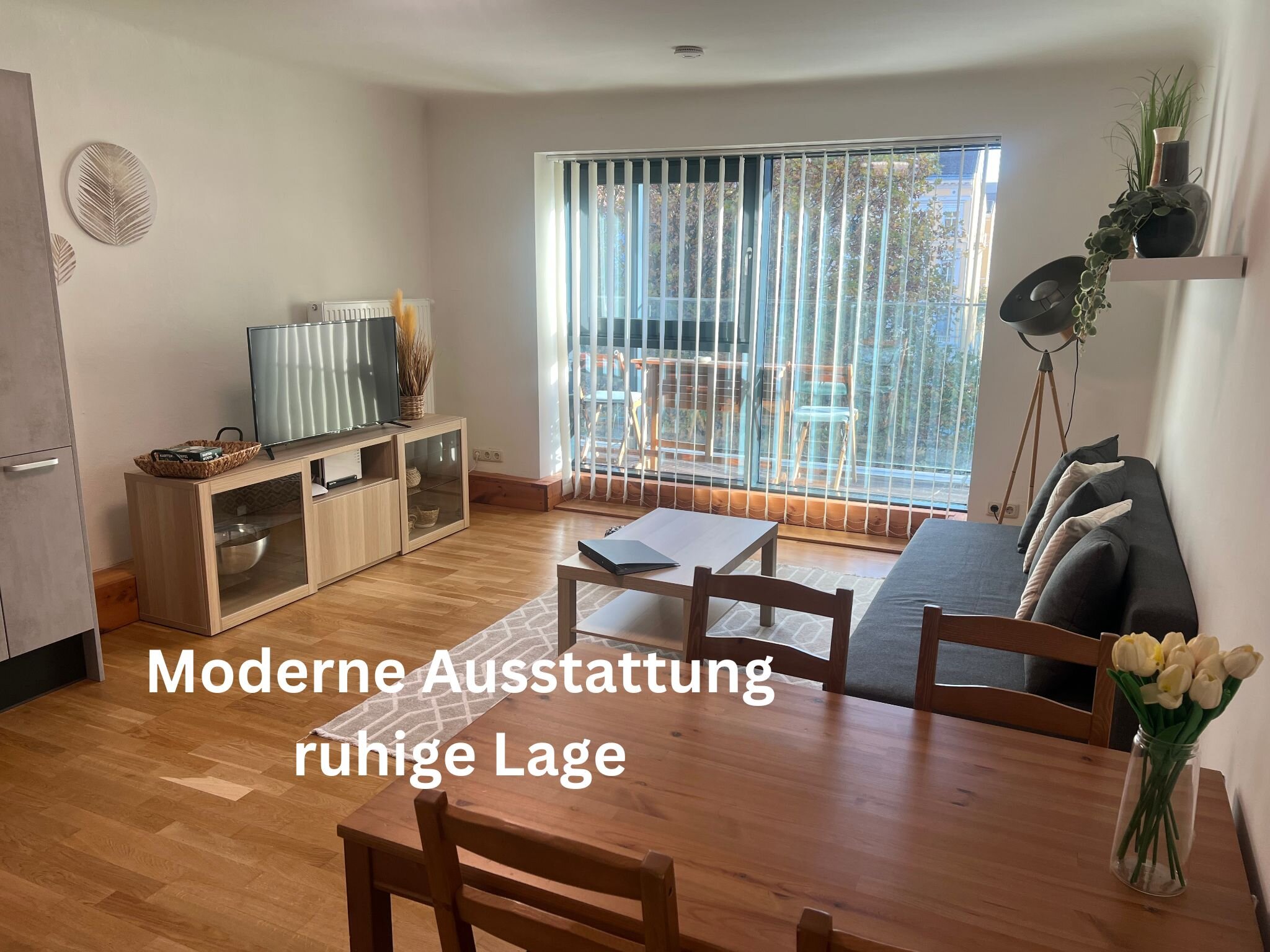 Helles Wohnzimmer mit Balkon: 2-Zimmer-Wohnung, moderne Ausstattung, Kurzzeitmiete Graz, Wohnen auf Zeit für 1 bis 6 Monate