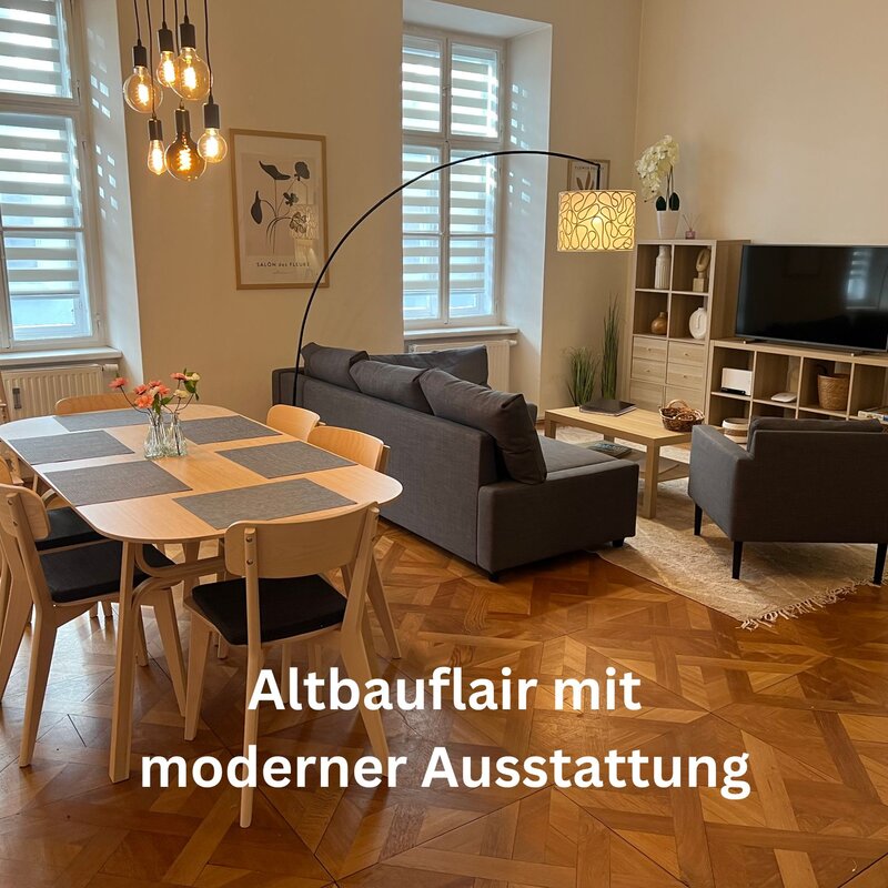 Wohnzimmer mit Essbereich und Couch