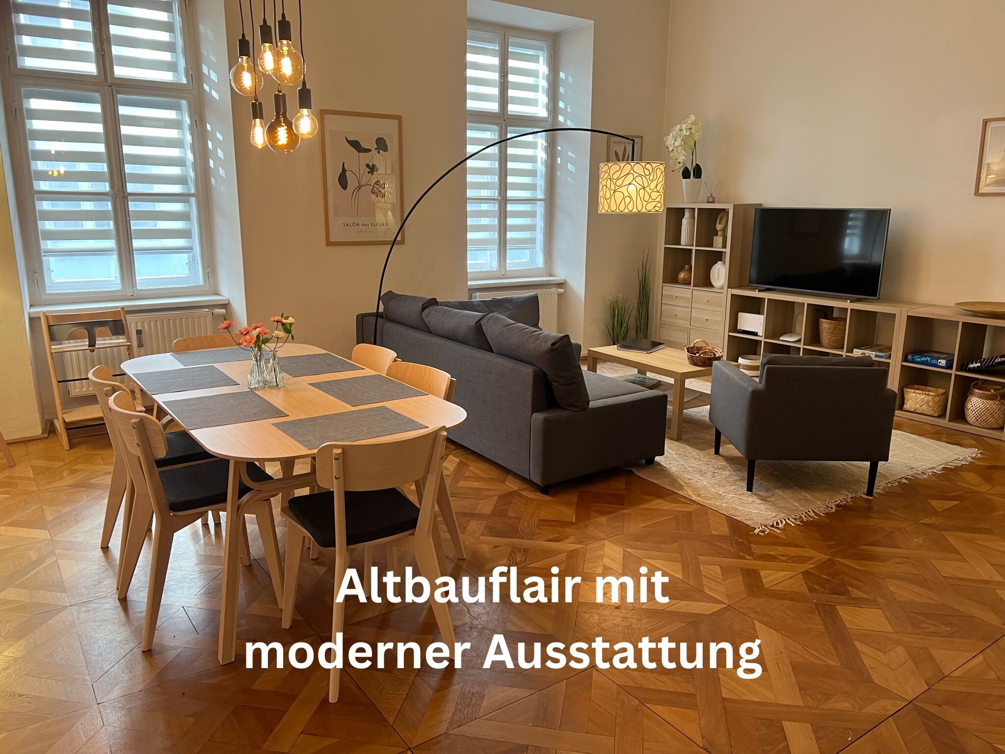 Wohnzimmer mit Essbereich und Couch