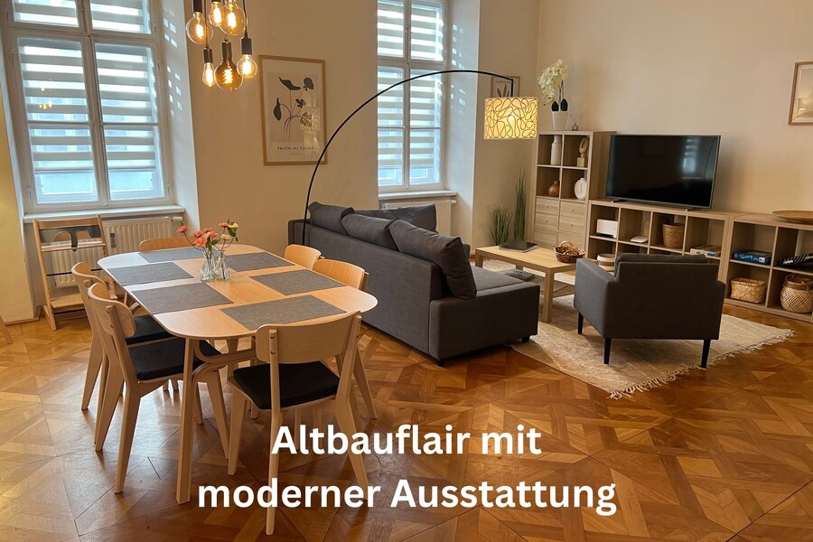 Wohnzimmer mit Essbereich und Couch