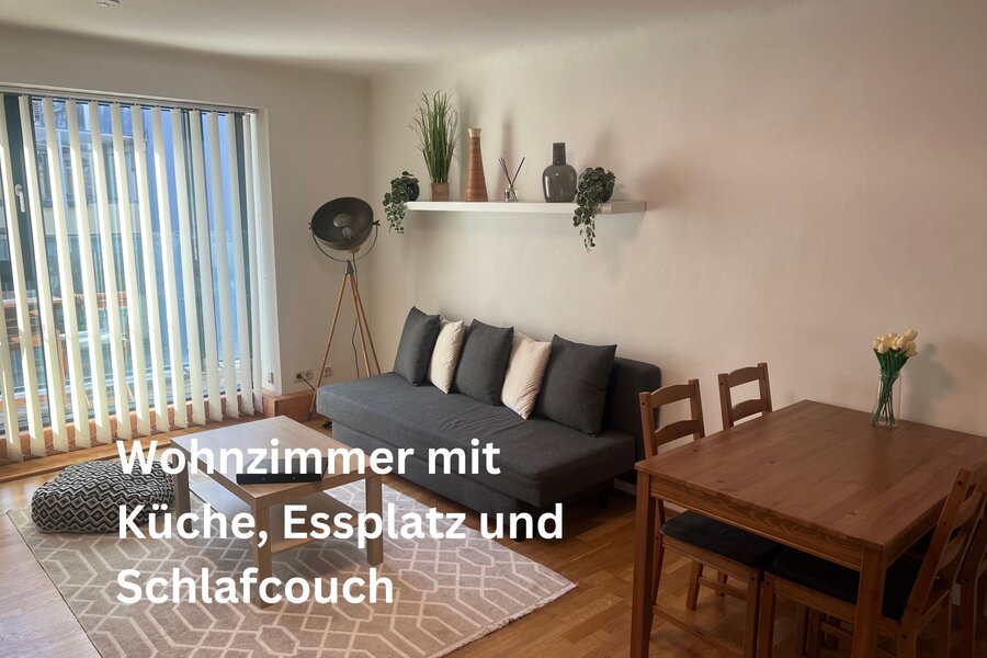 Wohnzimmer mit Küche, Essplatz und Couch