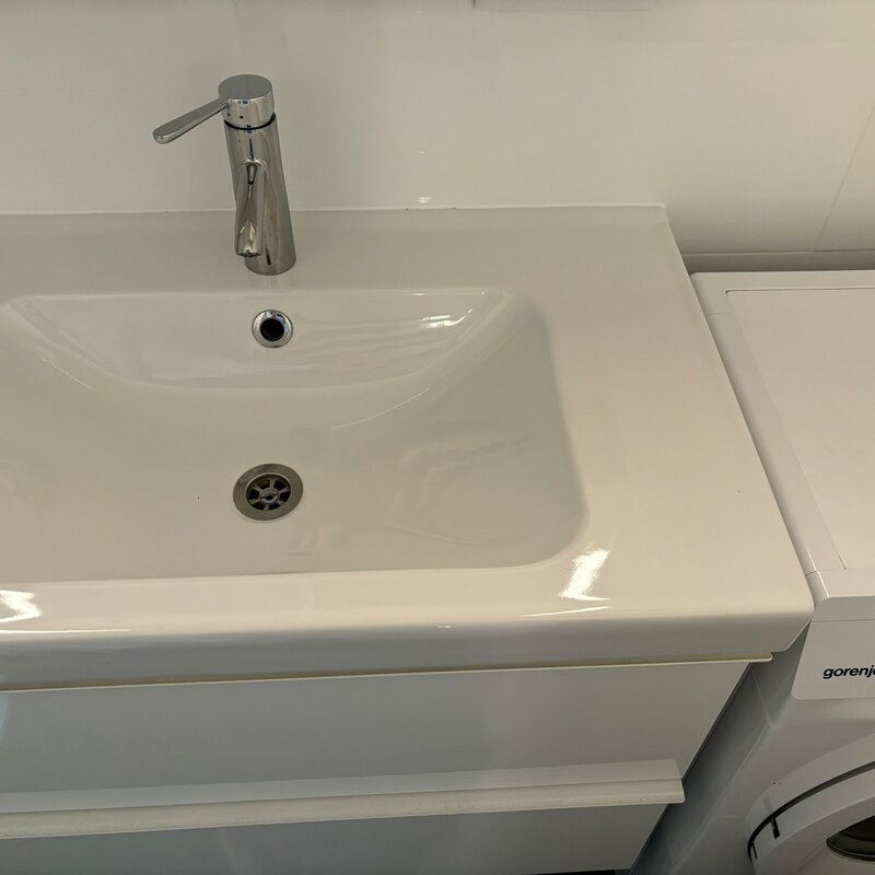 Waschbecken und Waschmaschine