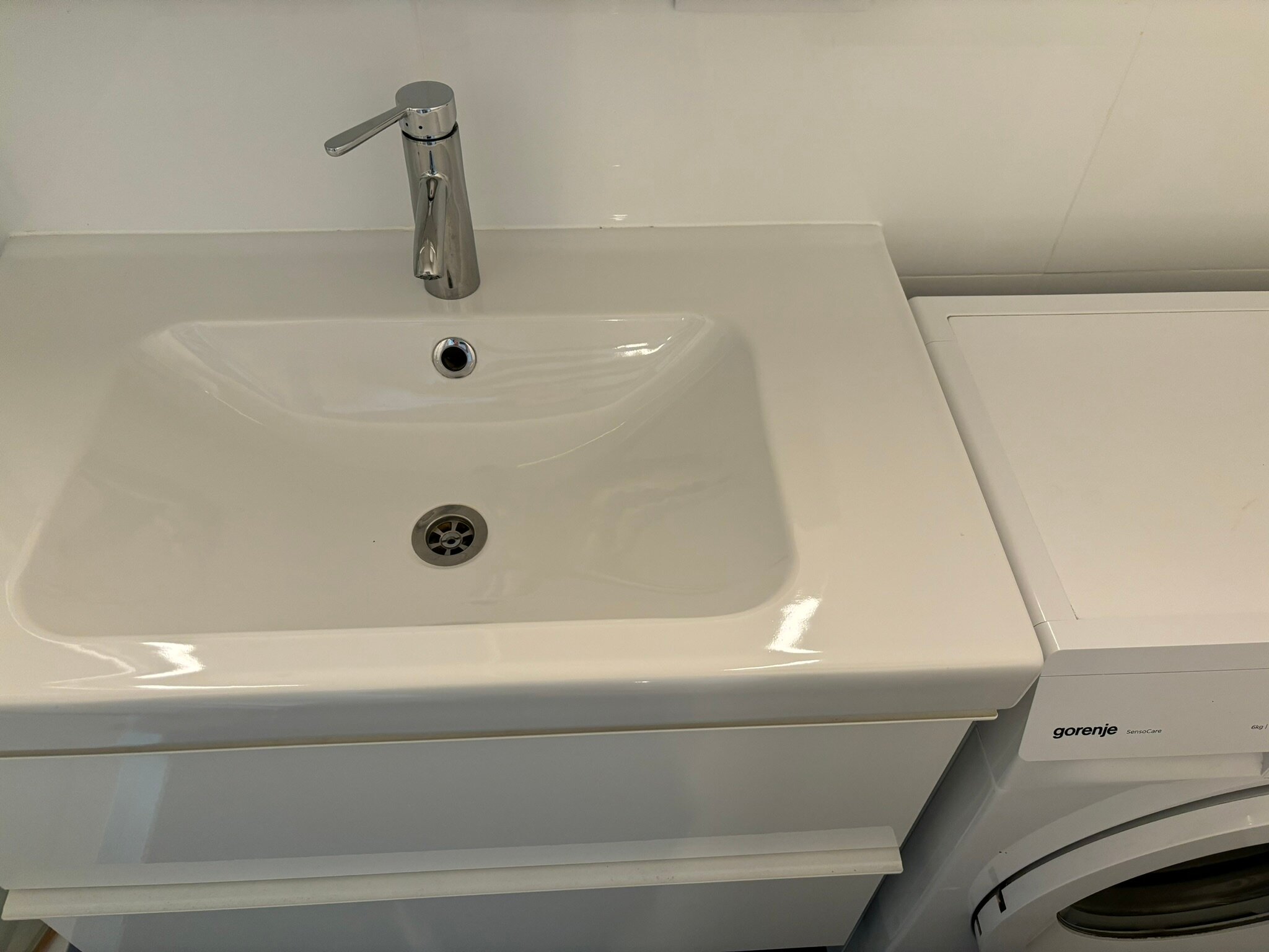 Waschbecken und Waschmaschine