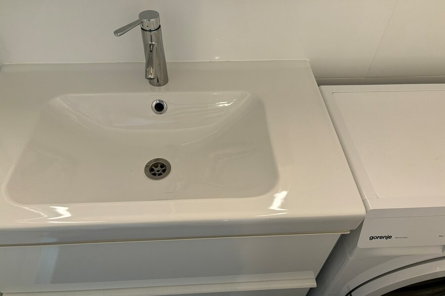 Washbasin and washing machine