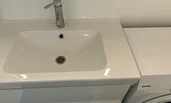 Waschbecken und Waschmaschine