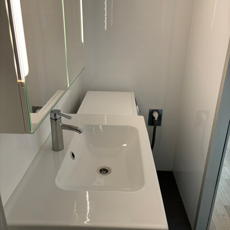 Washbasin and mirror cabinet 