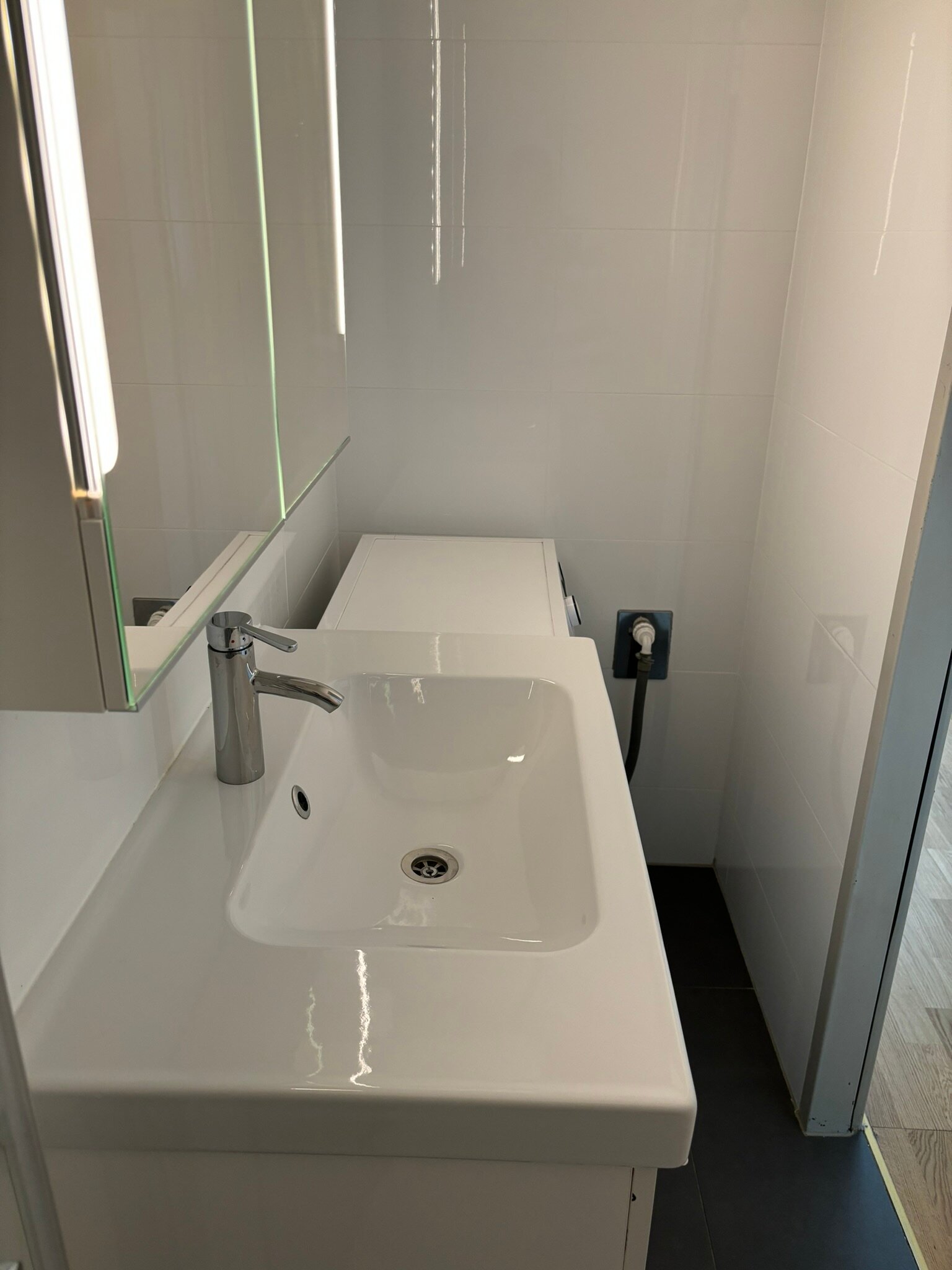 Washbasin and mirror cabinet 