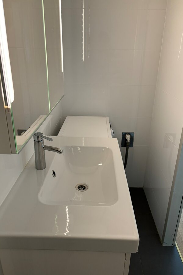 Waschbecken mit Spiegelschrank