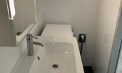 Waschbecken mit Spiegelschrank
