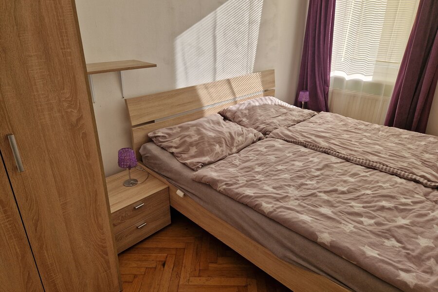 Schlafzimmer mit Doppelbett
