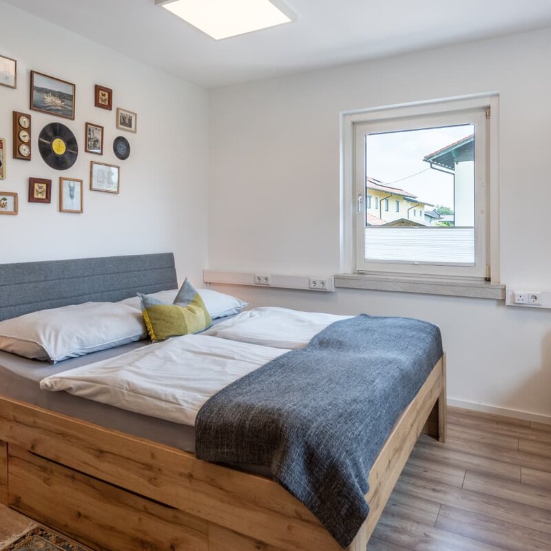 Schlafzimmer mit Schrank, Sofa und TV