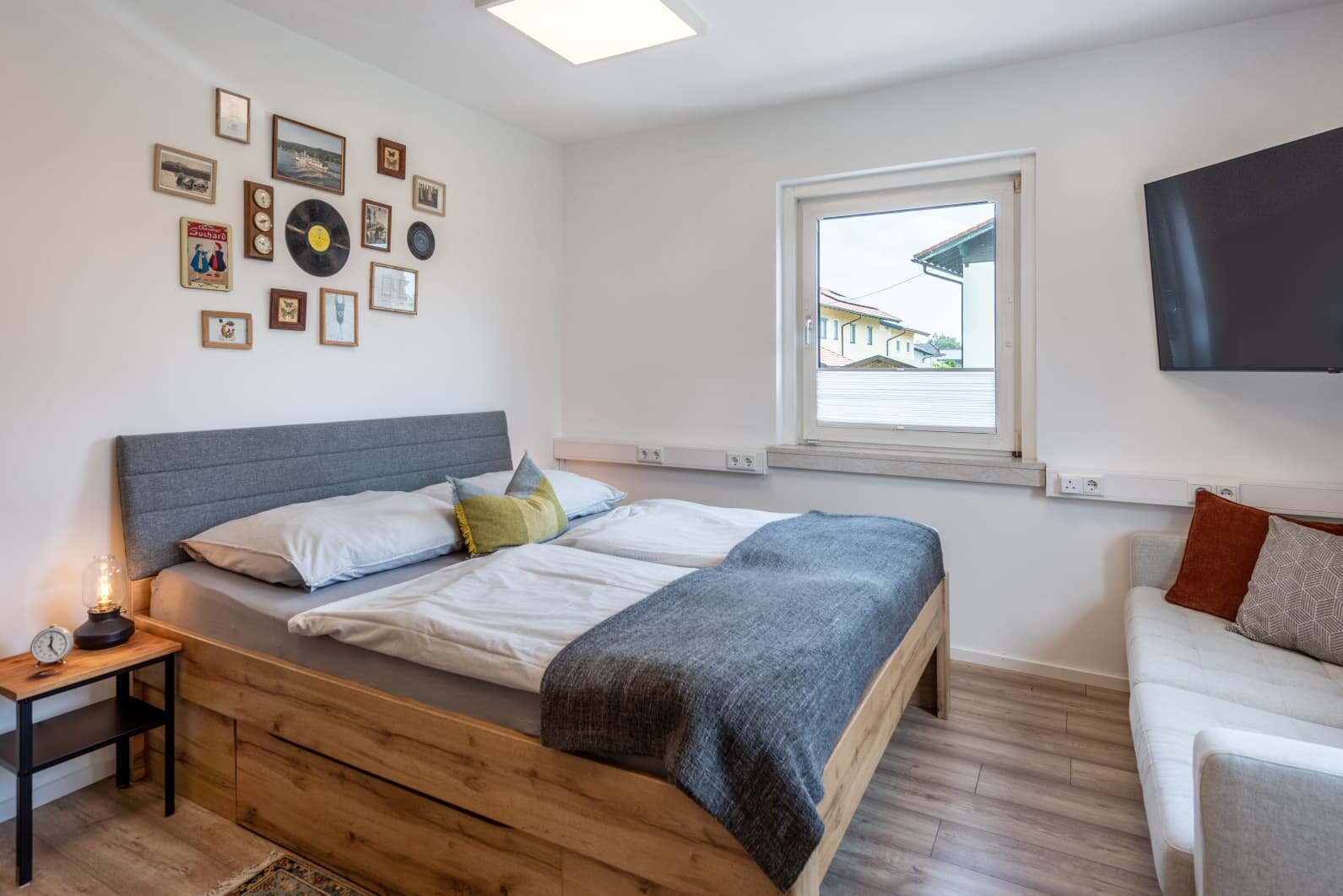 Schlafzimmer mit Schrank, Sofa und TV