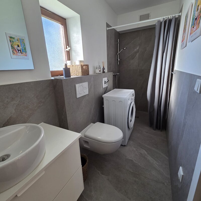 Badezimmer mit Waschmaschine