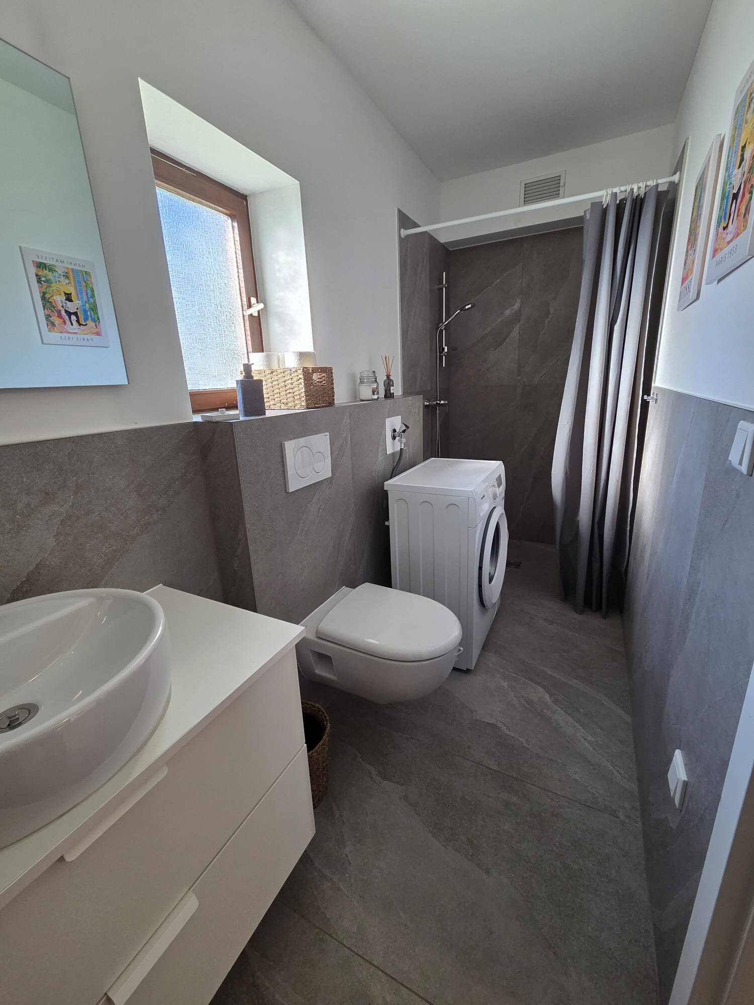 Badezimmer mit Waschmaschine