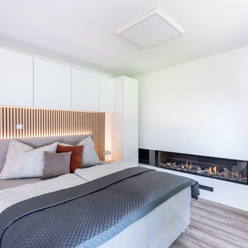 Doppelbett, Stauraum und Gasofen