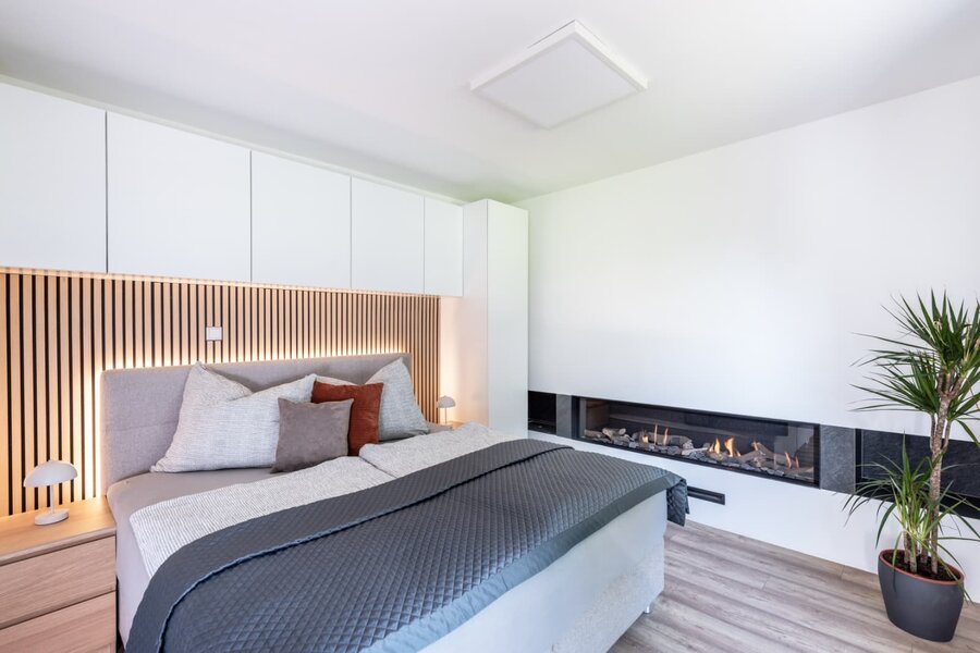 Doppelbett, Stauraum und Gasofen