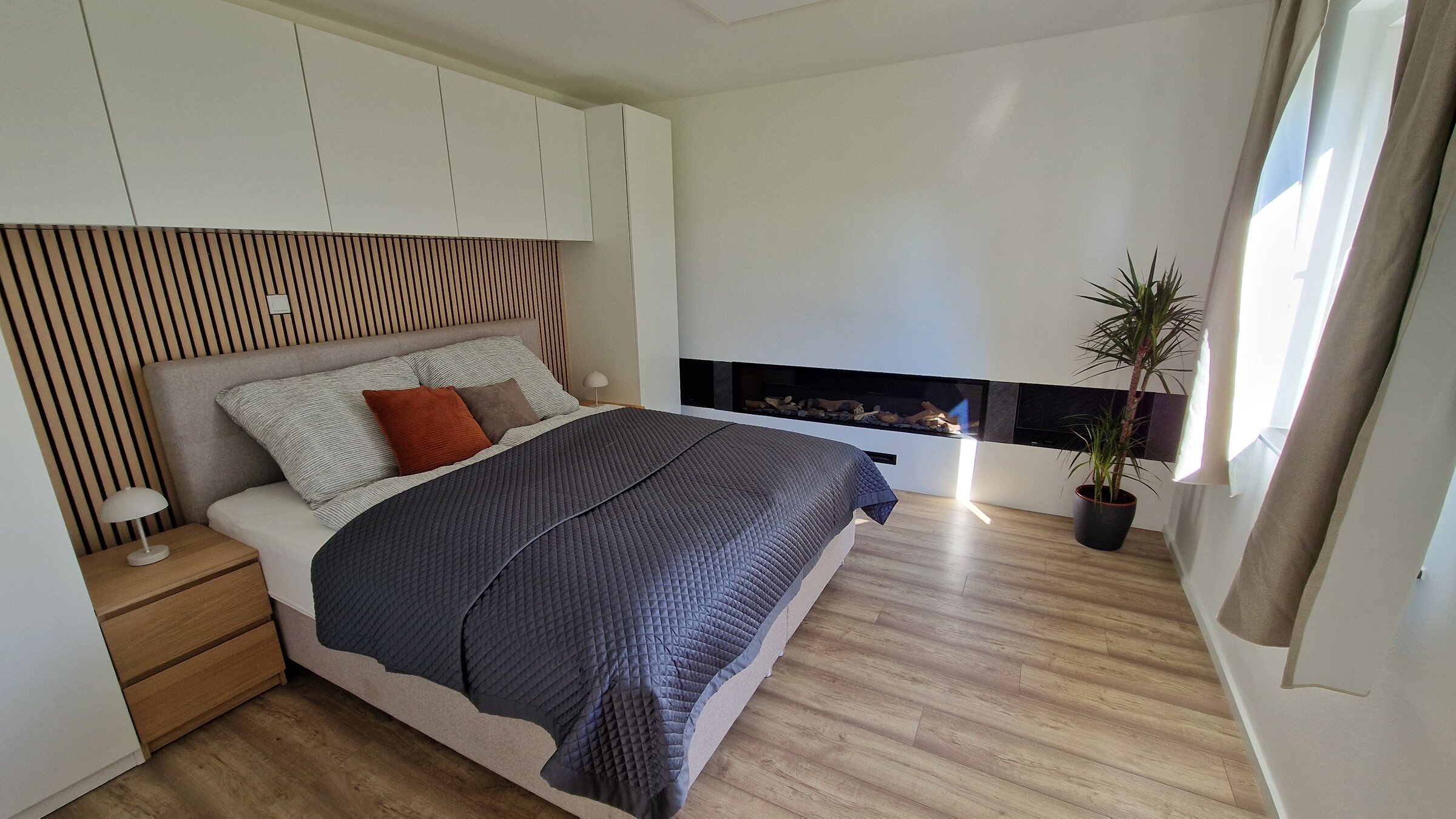 Schlafzimmer und Schrank