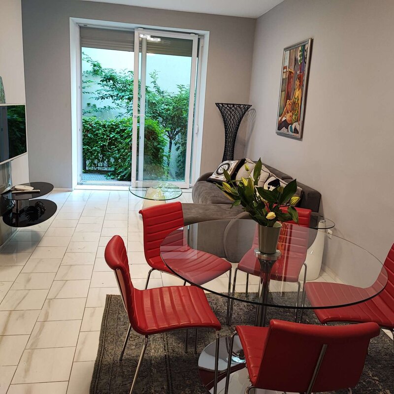 Wohnzimmer mit Gartenblick