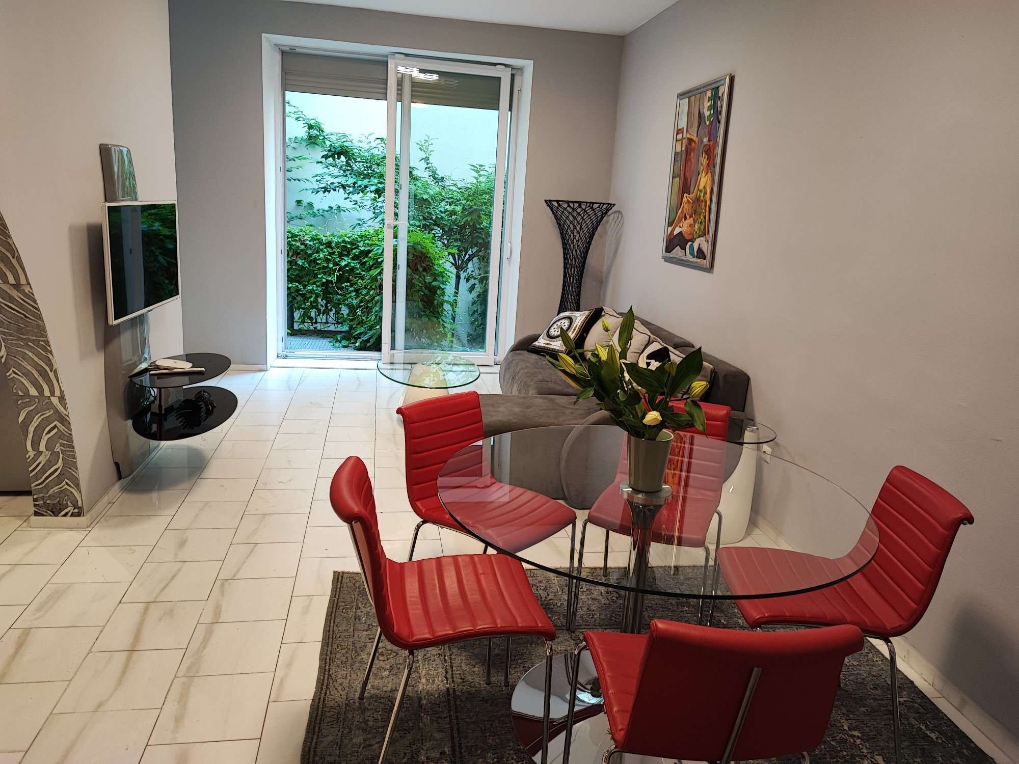 Wohnzimmer mit Gartenblick