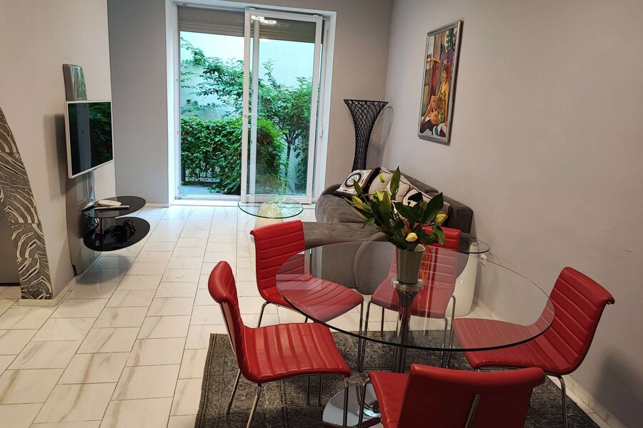 Wohnzimmer mit Gartenblick