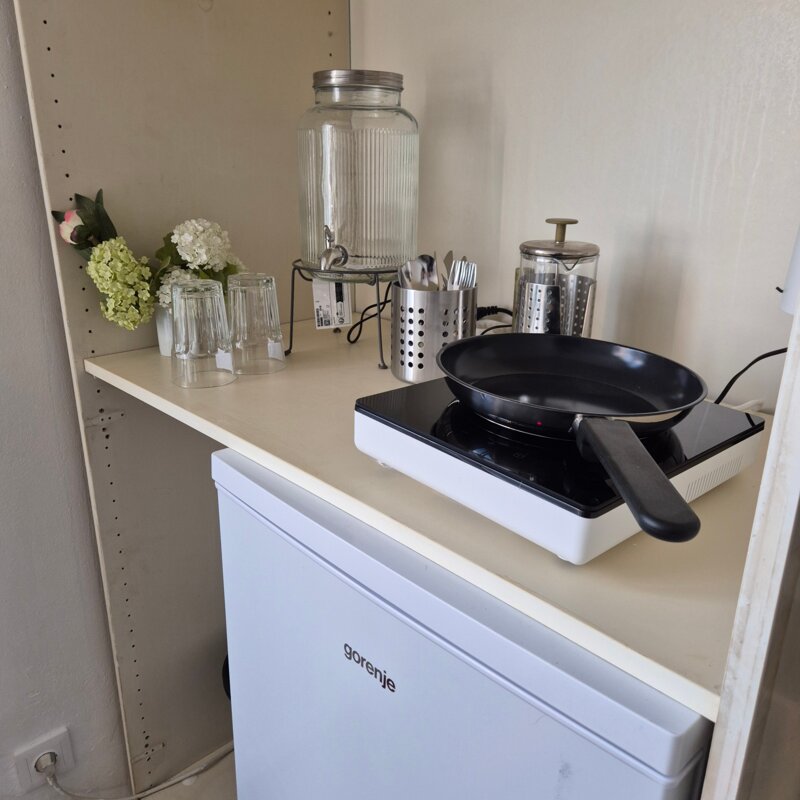 Kleine kitchenette im Zimmer, ohne Wasseranschluss