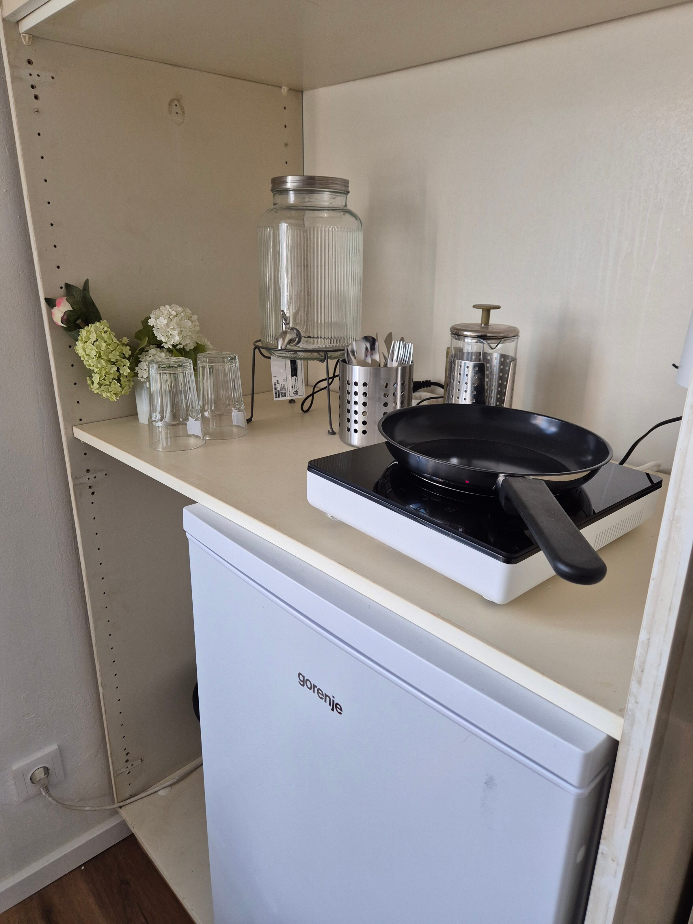 Kleine kitchenette im Zimmer, ohne Wasseranschluss