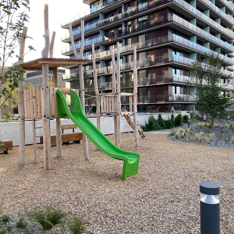 Spielplatz am Fuße der Türme