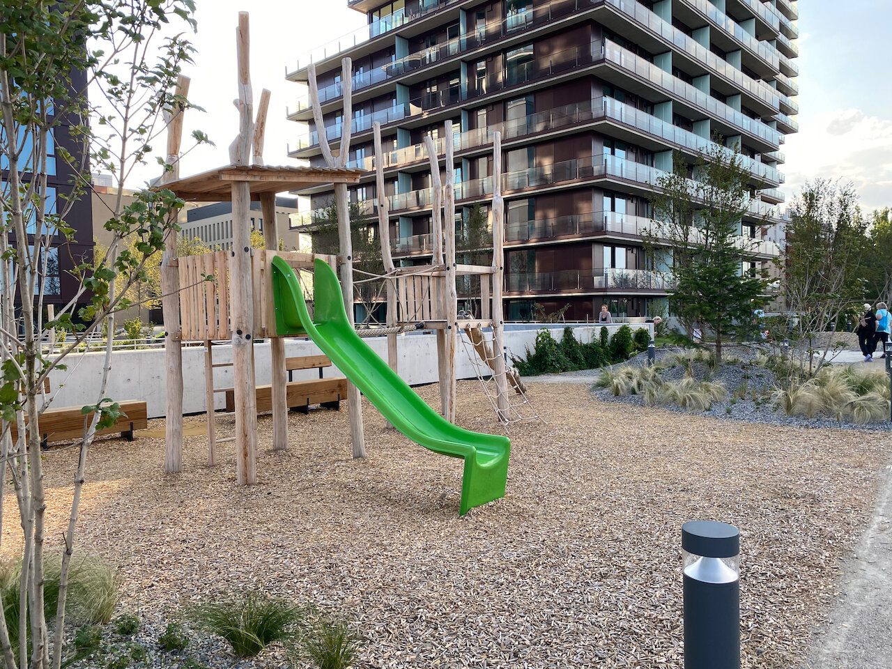 Spielplatz am Fuße der Türme